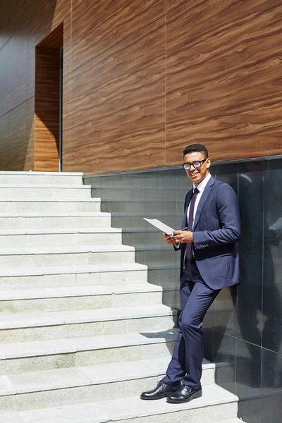 Empresario confiado en ropa formal — Foto de Stock