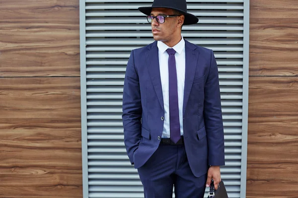 Affärsman i kostym, hatt och glasögon — Stockfoto