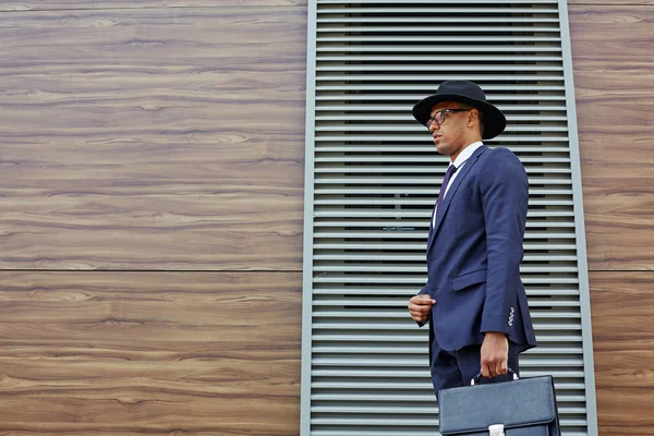 Hombre de negocios con traje, sombrero y gafas — Foto de Stock