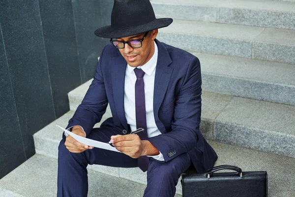 Elegant businessman   making notes — Stock Photo, Image