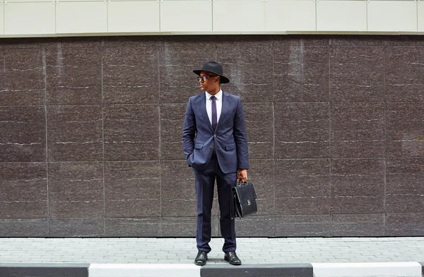 Homme d'affaires en costume, chapeau et lunettes — Photo