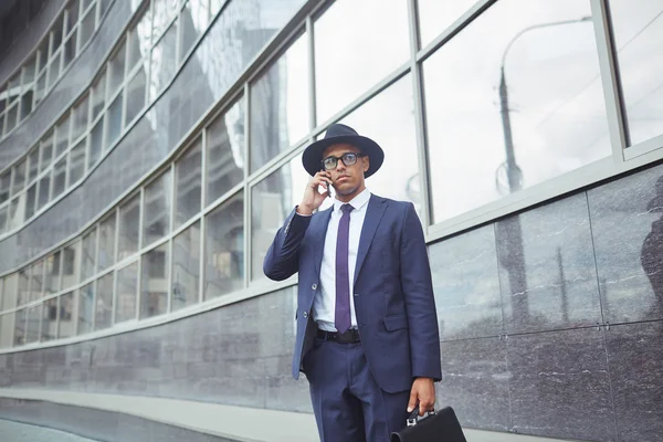 Homme en costume, chapeau et lunettes — Photo