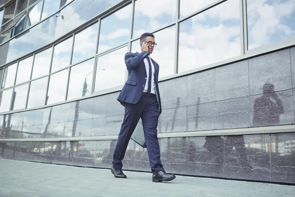 Mannen i formalwear talar i telefon — Stockfoto