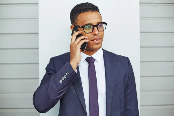 Empresario hablando por teléfono móvil — Foto de Stock