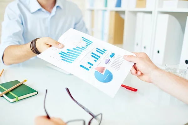 Businessman giving financial document to colleague — Stock Photo, Image