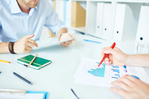 Geschäftsmann zeigt Finanzdokument — Stockfoto