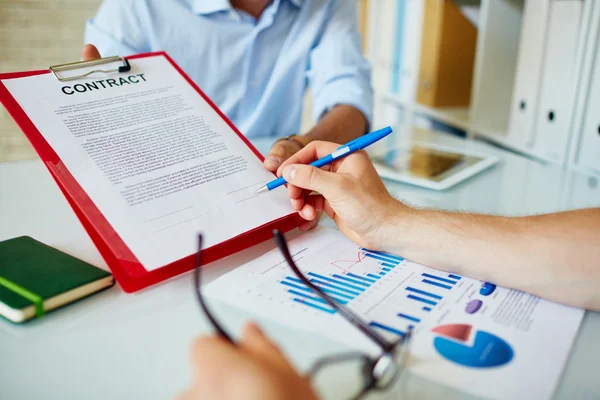 Businessman signing contract — Stock Photo, Image