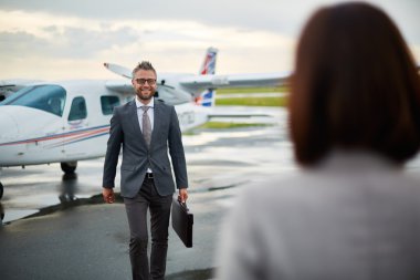 işadamı ile ortağı doğru yürüyüş evrak çantası