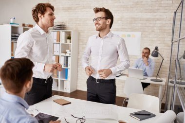 fikirlerini paylaşan mimarlar