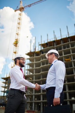 Kendine güvenen işadamları el sıkışma