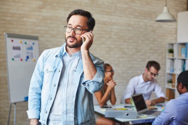 Asya işadamı gözlük cep telefonunuzun konuşma