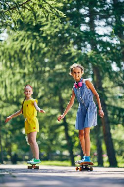 kız ve arkadaşı kaykay