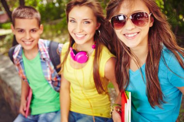 Mutlu genç kız ve erkek