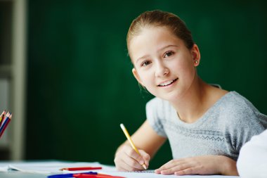 şirin kız öğrenci çizim