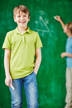 Öğrenci sınıf tarafından tahta arkadaşı ile