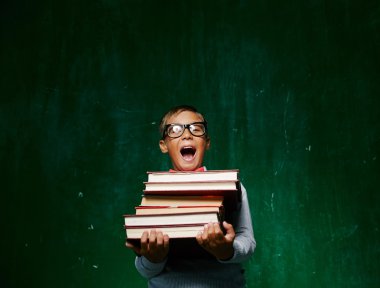 Öğrenci kitap tutan gözlük içinde