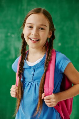 sırt çantası ile neşeli kız öğrenci