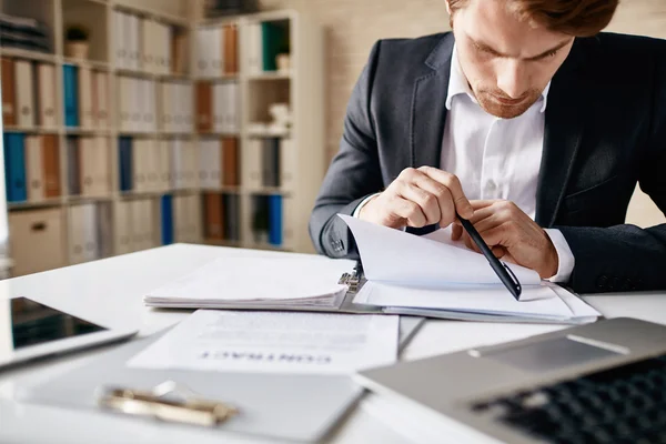 Affärsman som arbetar med papper — Stockfoto