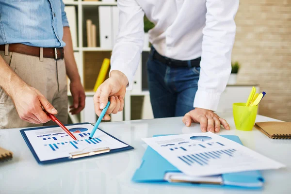 Employees discussing business document — Stock Photo, Image