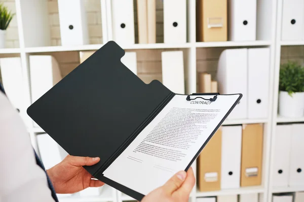 Empresario sosteniendo carpeta abierta — Foto de Stock