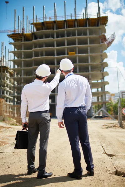 Arquitetos em pé na frente de uma nova construção — Fotografia de Stock