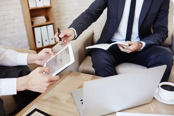 Männlicher Mitarbeiter zeigt auf Touchpad — Stockfoto