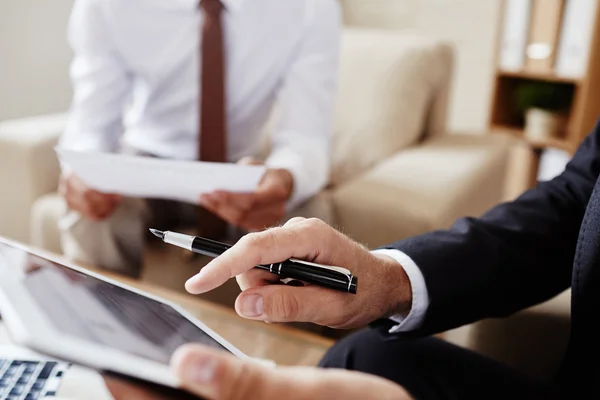 Empleado apuntando a la pantalla de la tableta digital —  Fotos de Stock