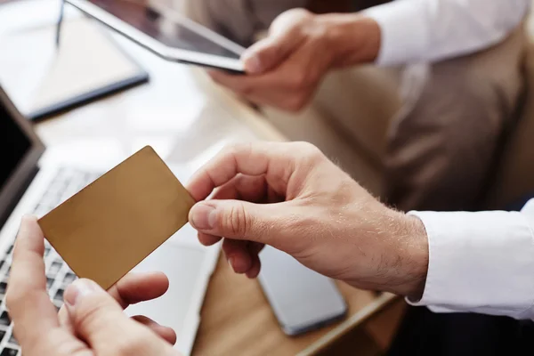 Hombre empleado en posesión de tarjeta de crédito — Foto de Stock