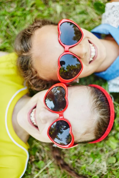 Dívky v srdce tvary slunečních brýlí — Stock fotografie