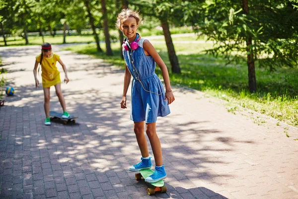 Pequenas meninas skate no parque — Fotografia de Stock