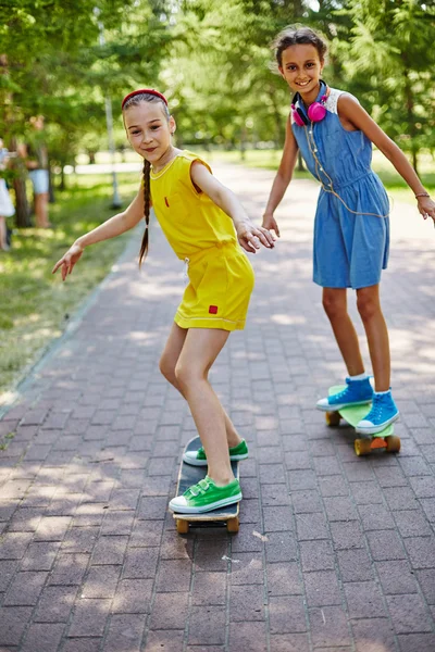 小女孩在公园里玩滑板 — 图库照片