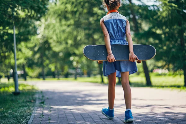 Petite fille avec skateboard — Photo