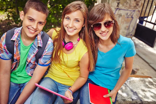 Vilsam tonåringar med digital tablet — Stockfoto