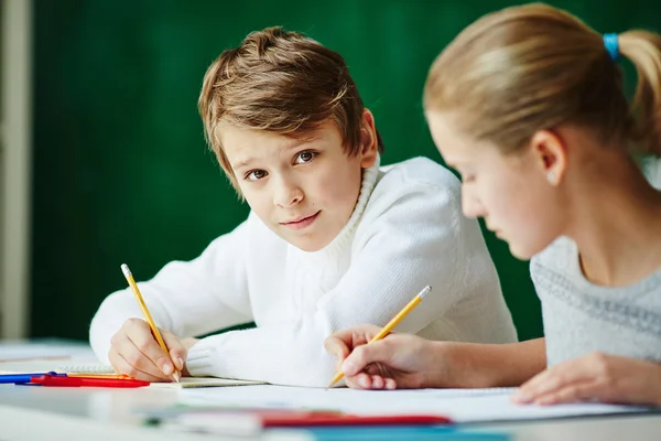 Ragazzo a lezione con compagno di classe — Foto Stock