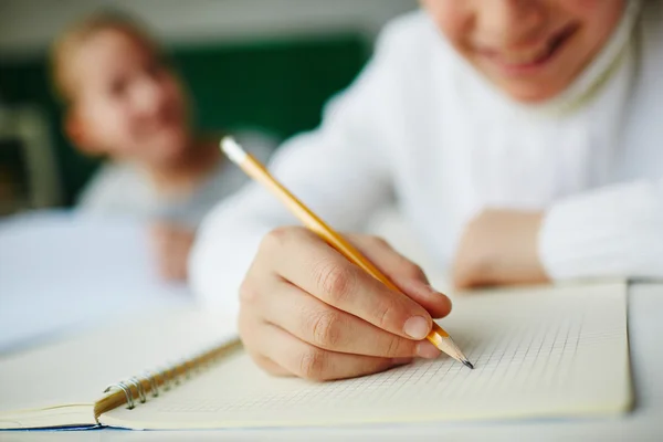 Ragazzo che tiene la matita e disegno — Foto Stock