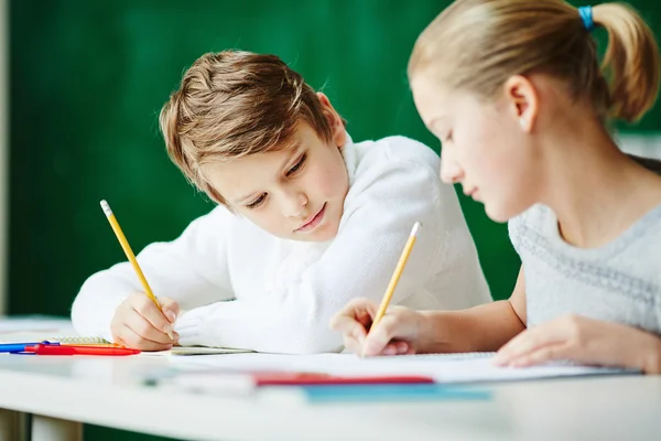 Klassenkameraden zeichnen im Unterricht — Stockfoto