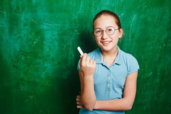 Estudante em óculos com giz — Fotografia de Stock