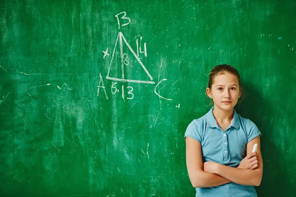 Blackboard ile geometrik görev beklemede kız öğrenci — Stok fotoğraf