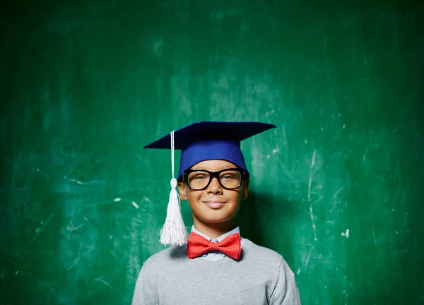 Ragazzo in cappello laurea e occhiali da vista — Foto Stock