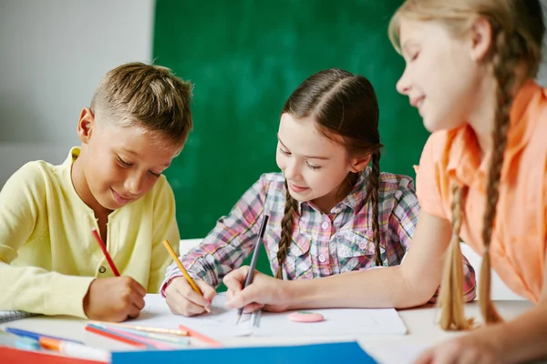 Camarades de classe dessin à la leçon — Photo