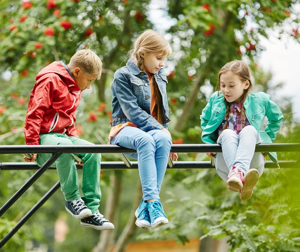 Crianças gastando lazer no parque infantil — Fotografia de Stock