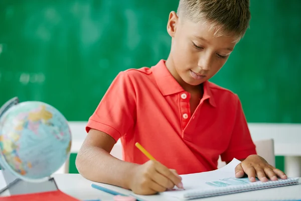 Dibujo escolar en la lección — Foto de Stock