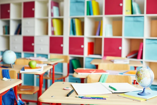 Leeres Klassenzimmer mit Schreibtischen — Stockfoto