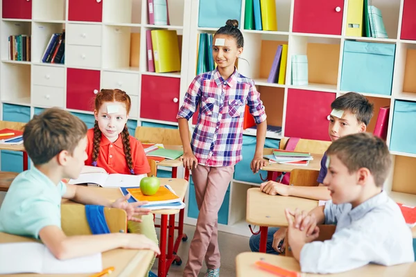 Friends playing "Who I am" in classroom — Stock Photo, Image