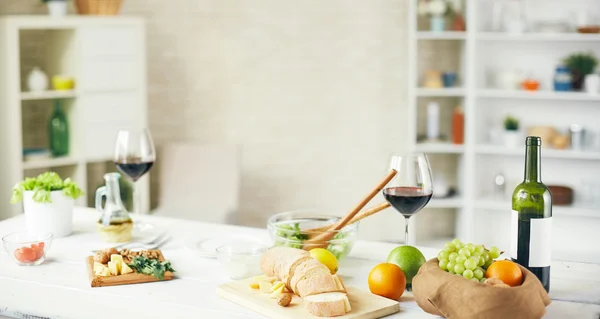 Obst, Gemüse, Lebensmittel und Wein auf dem Tisch — Stockfoto