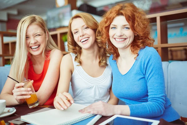 Girls relaxing in cafe — Stock Photo, Image