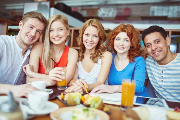 Cheerful friends relaxing in cafe — Stock Photo, Image