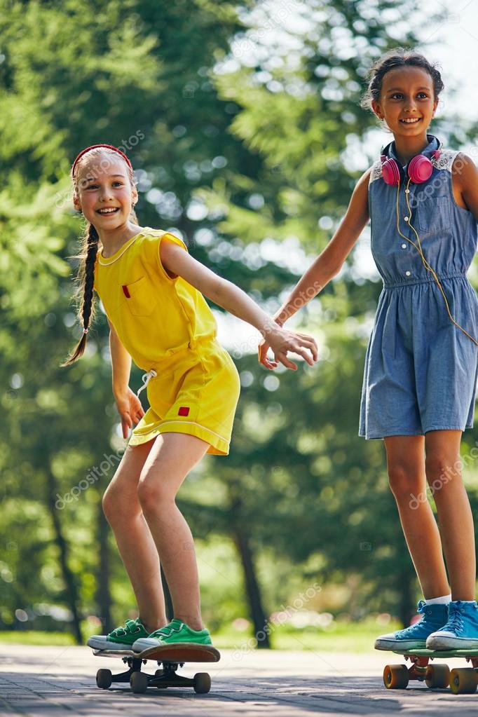 Skaters Patinetas De Chicas 9,770 Vectores De Stock Y Arte