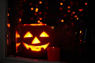 Jack-o-lantern ve yanan mum