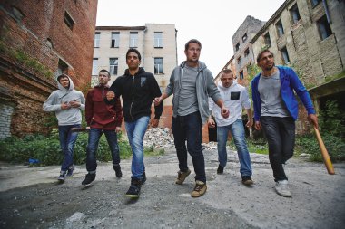Grup kindar holiganlar